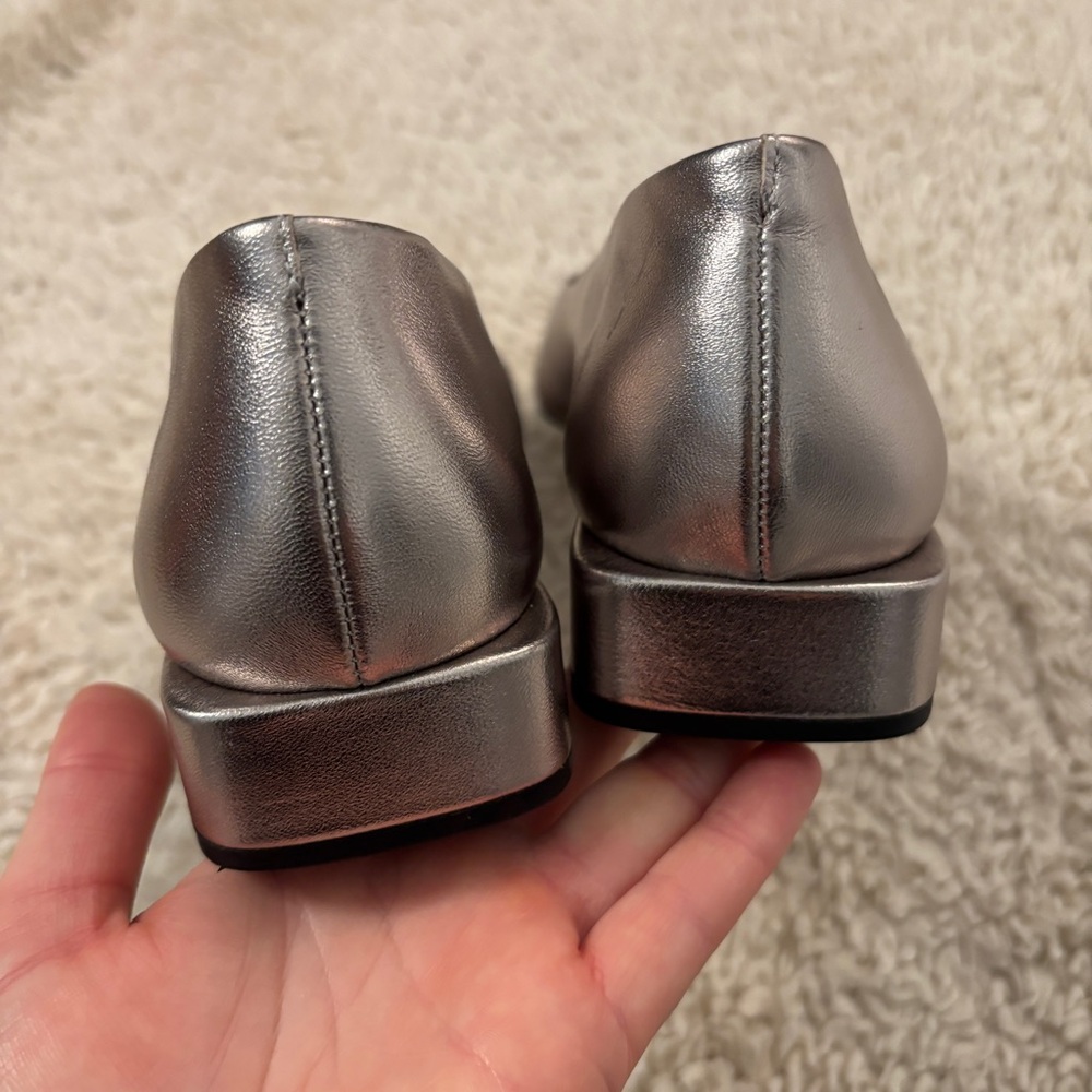 Elizabeth Damrich Trapeze Metallic Leather
Dress Pumps size 7 - Picture 6 of 9